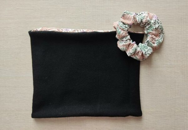 Scaldacollo in maglina nera interno jersey fantasia fogliage con Scrunchie coordinato