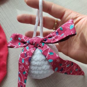 Pallina Natalizia in Ciniglia Bianca con Lucine fucsia