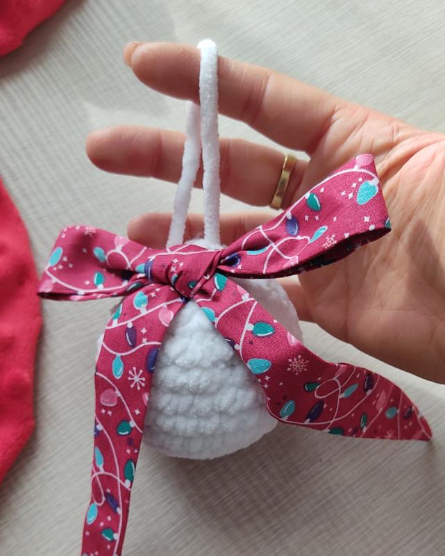 Pallina Natalizia in Ciniglia Bianca con Lucine fucsia