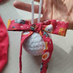 Pallina Natalizia in Ciniglia Bianca con Cagnolini