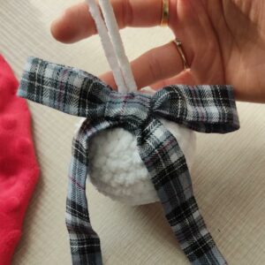 Pallina Natalizia in Ciniglia Bianca con Tartan grigio