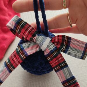 Pallina Natalizia in Ciniglia Blu con Tartan bianco e rosso