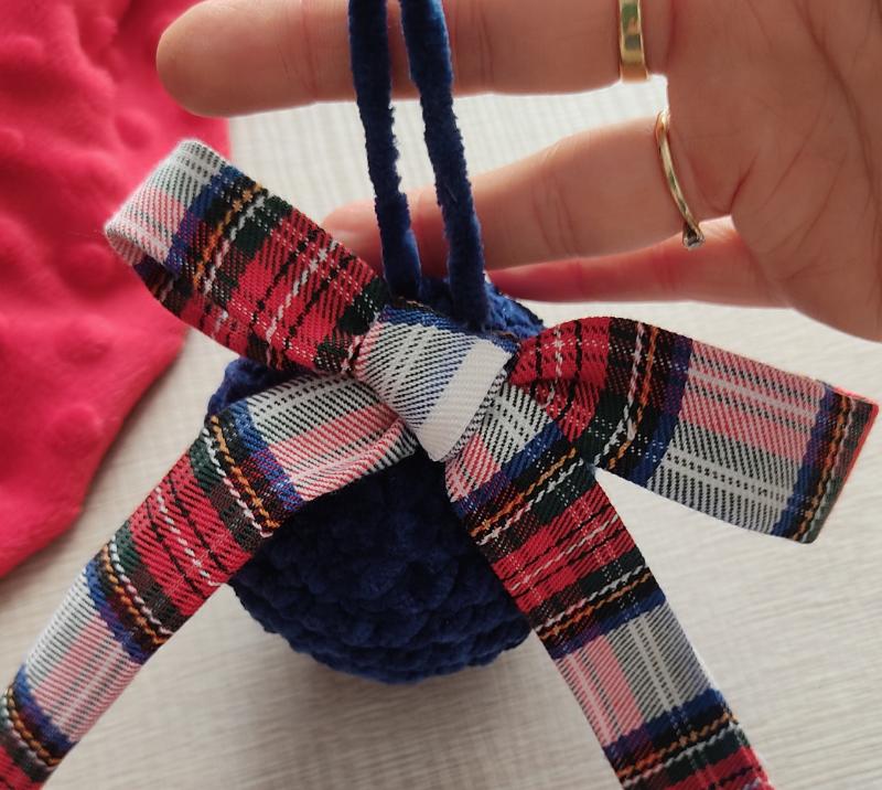 Pallina Natalizia in Ciniglia Blu con Tartan bianco e rosso