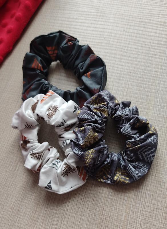 Tris di Scrunchies Alberelli Bianchi Antracite e Verdi