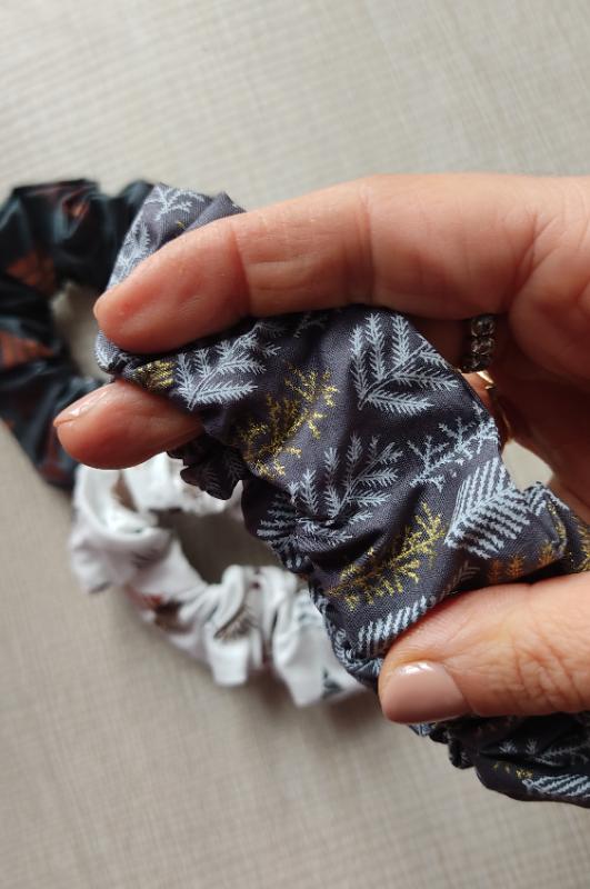 Tris di Scrunchies Alberelli Bianchi Antracite e Verdi - immagine 4