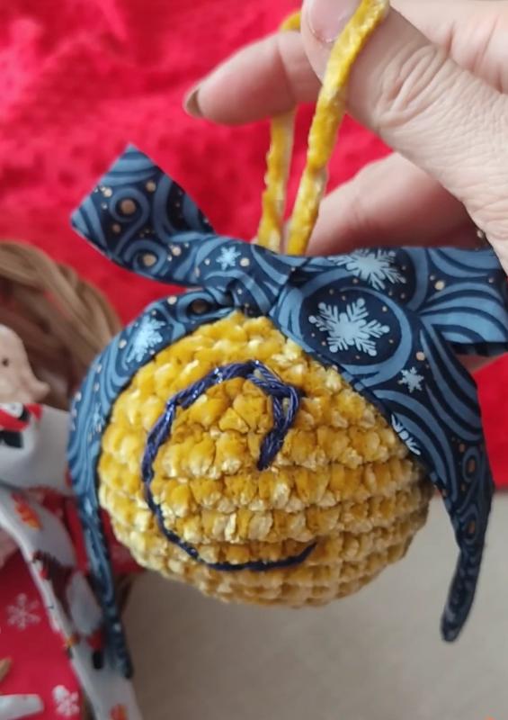 Pallina Natalizia in Ciniglia Blu con Tartan bianco e rosso - immagine 2