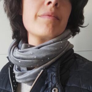 Scaldacollo ad anello vellutino grigio leggero e pois in rilievo