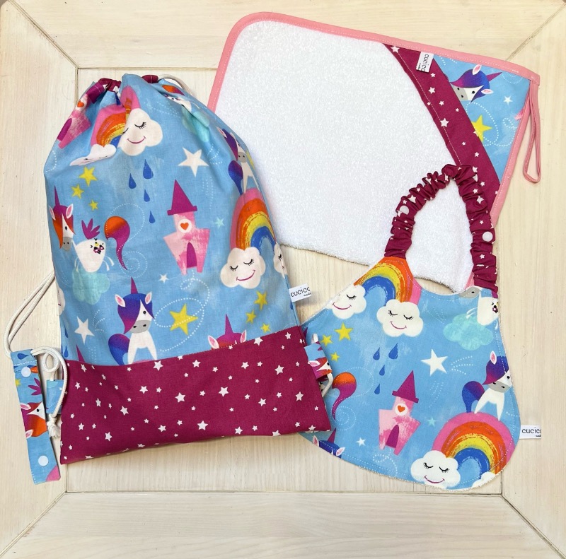 Set Asilo Unicorni Personalizzabile con Nome – Zainetto, Bavaglia e Asciugamano per Nido e Materna | Made in Italy
