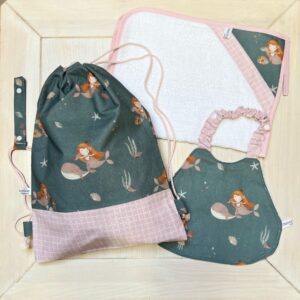 Set Asilo Sirena & Balena Personalizzabile con Nome – Zainetto, Bavaglia e Asciugamano per Nido e Materna | Made in Italy