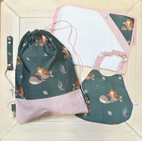 Set Asilo Sirena & Balena Personalizzabile con Nome – Zainetto, Bavaglia e Asciugamano per Nido e Materna | Made in Italy