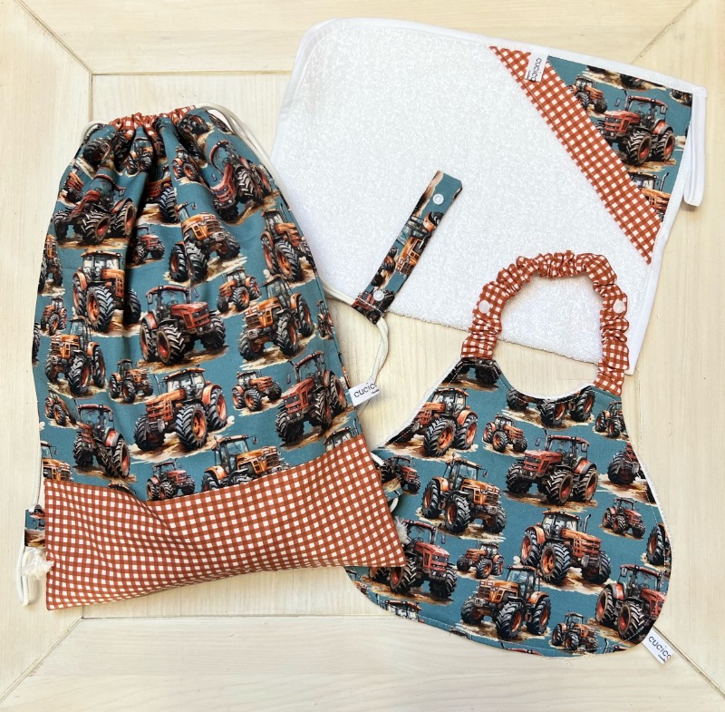 Set Asilo Trattori Personalizzabile con Nome – Zainetto, Bavaglia e Asciugamano per Nido e Materna | Made in Italy