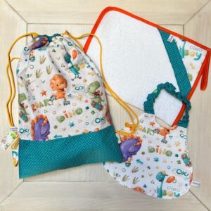 Set Asilo Allegri Dinosauri Personalizzabile con Nome – Zainetto, Bavaglia e Asciugamano per Nido e Materna | Made in Italy