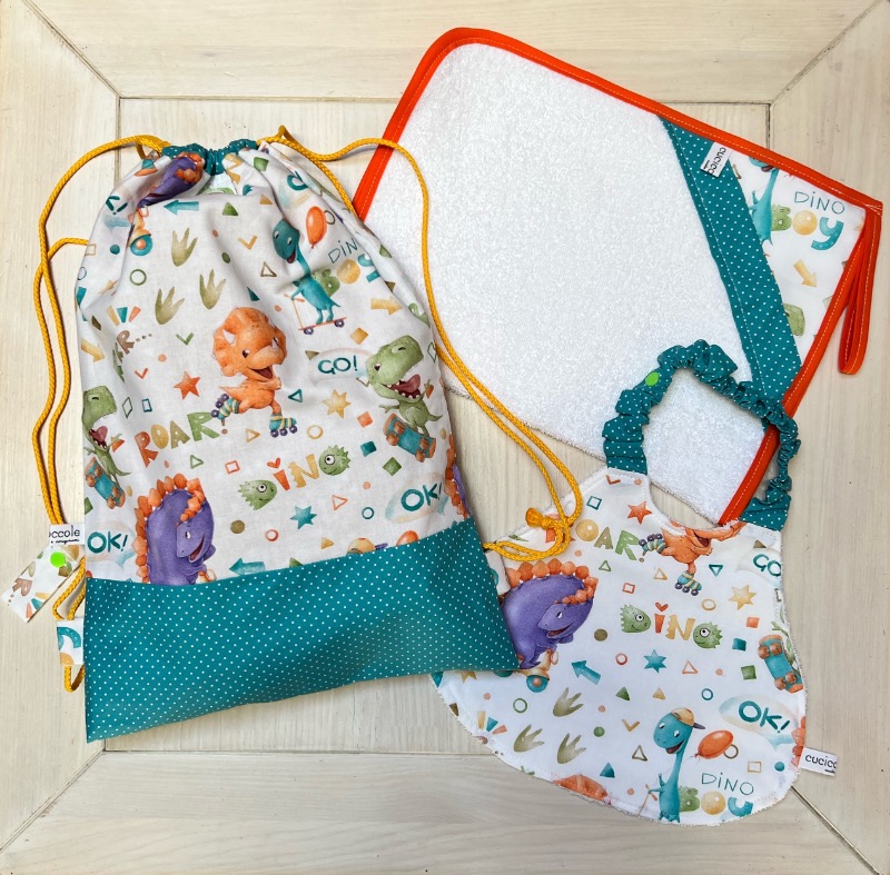 Set Asilo Allegri Dinosauri Personalizzabile con Nome – Zainetto, Bavaglia e Asciugamano per Nido e Materna | Made in Italy