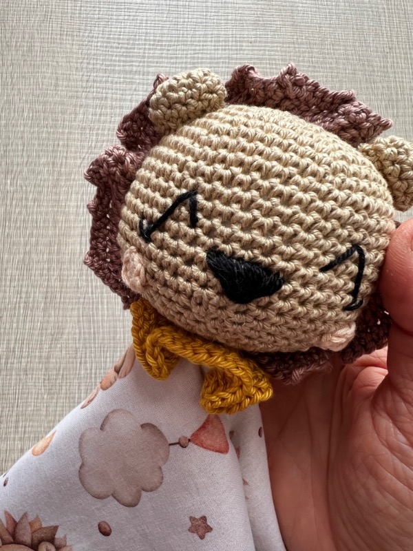 Doudou Leoncino per Neonato Personalizzato in Cotone – Compagno per la Nanna Fatto a Mano - immagine 4