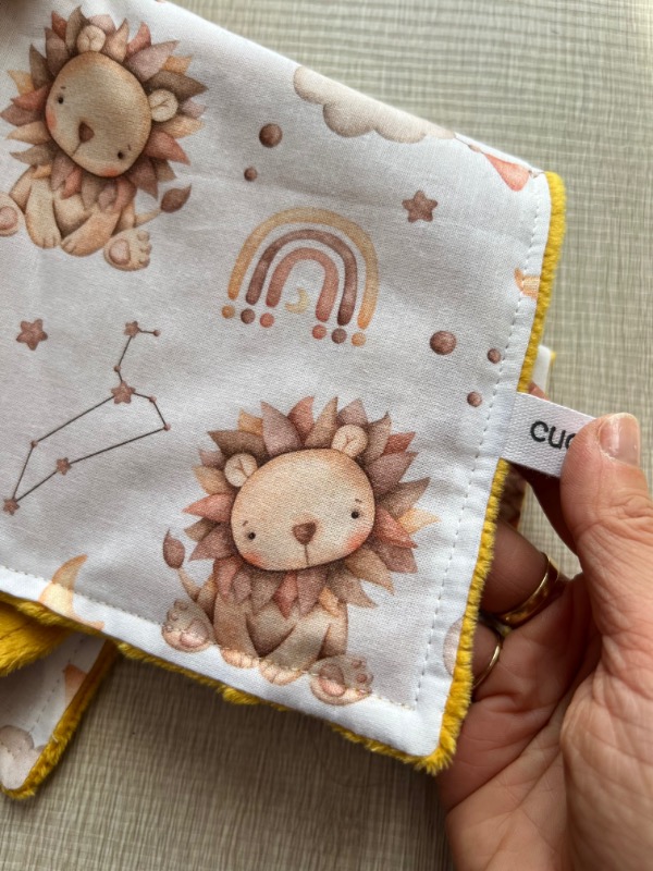 Doudou Leoncino per Neonato Personalizzato in Cotone – Compagno per la Nanna Fatto a Mano - immagine 3