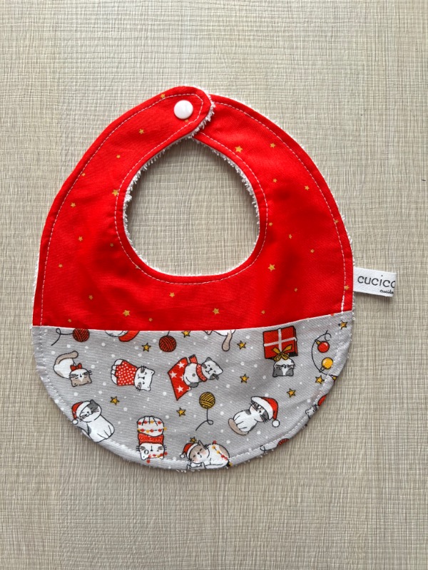 Bavaglino Natalizio Gattini e Stelline fondo rosso