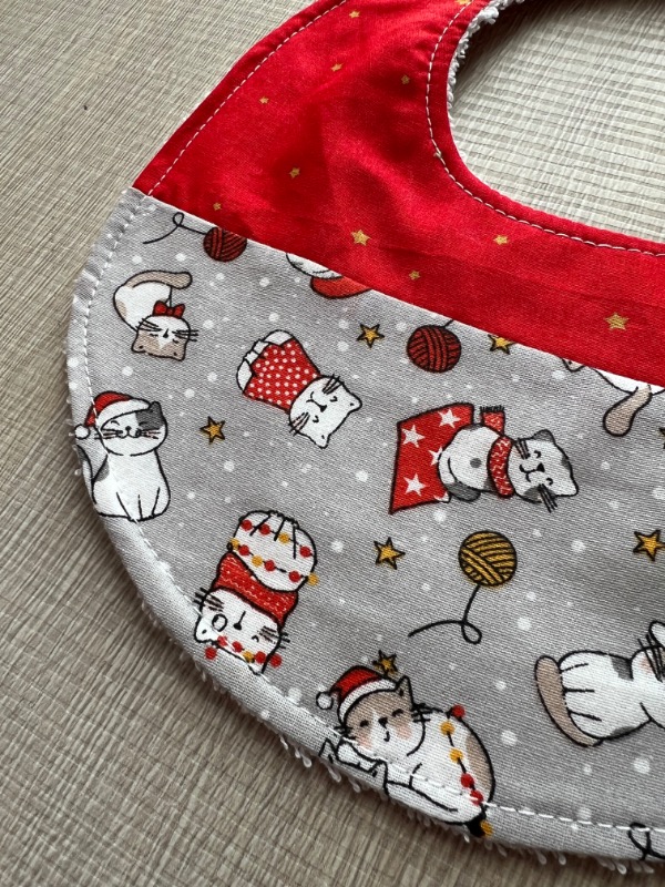 Bavaglino Natalizio Gattini e Stelline fondo rosso - immagine 2