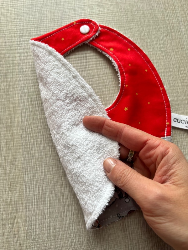 Bavaglino Natalizio Gattini e Stelline fondo rosso - immagine 3