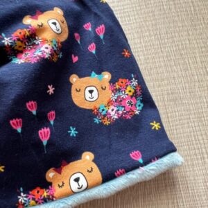 Berrettino pile azzurro Orsette tra i fiori 3-6 anni