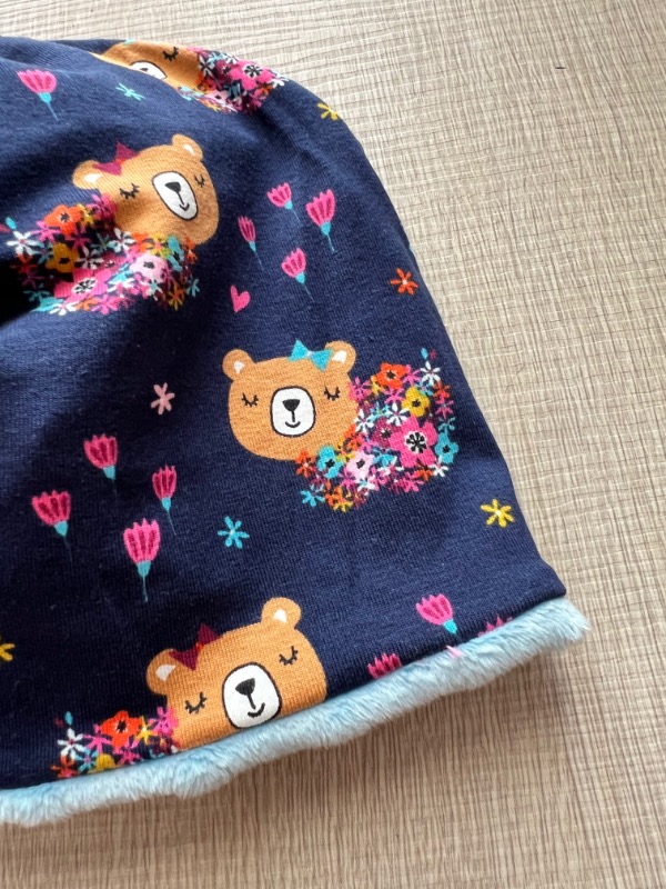 Berrettino pile azzurro Orsette tra i fiori 3-6 anni