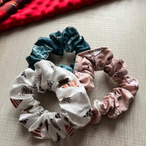 Tris di Scrunchies Alberelli bianchi Smeraldo e Rosa