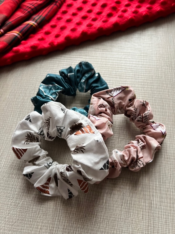 Tris di Scrunchies Alberelli bianchi Smeraldo e Rosa