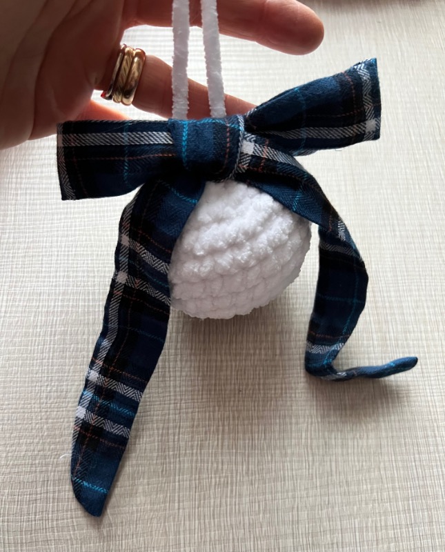 Pallina Natalizia in Ciniglia Bianca con Tartan blu
