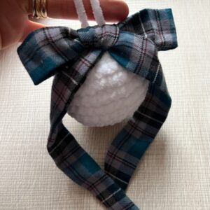 Pallina Natalizia in Ciniglia Bianca con Tartan grigio