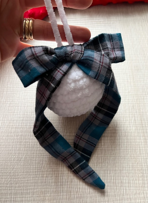 Pallina Natalizia in Ciniglia Bianca con Tartan grigio