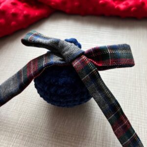 Pallina Natalizia in Ciniglia Blu con Tartan grigio