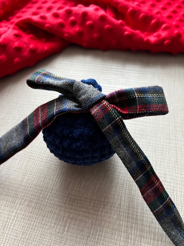 Pallina Natalizia in Ciniglia Blu con Tartan grigio