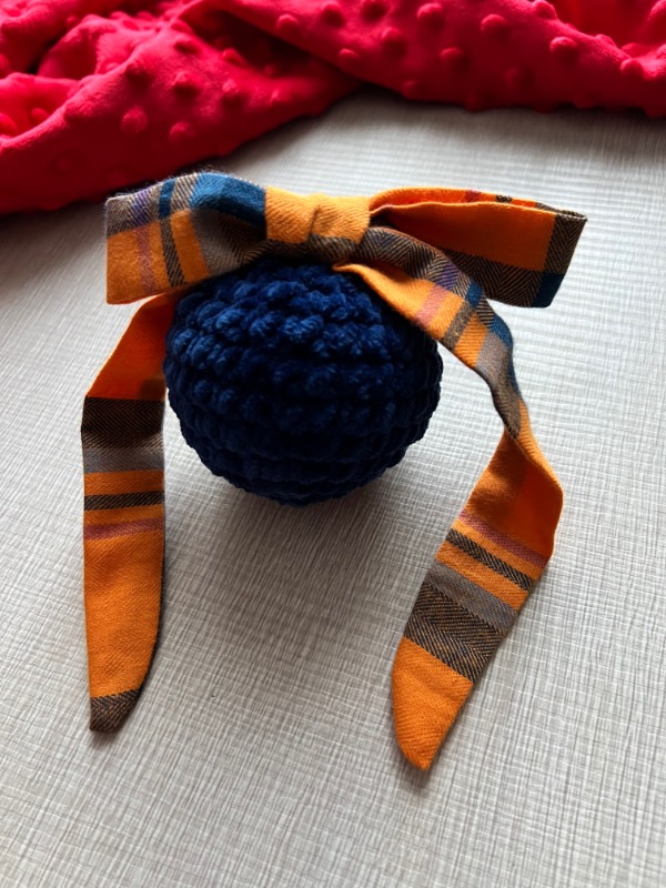 Pallina Natalizia in Ciniglia Blu con Tartan arancione