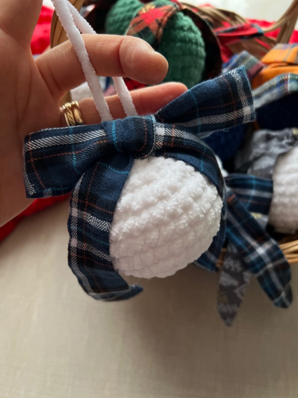 Pallina Natalizia in Ciniglia Bianca con Tartan blu - immagine 3