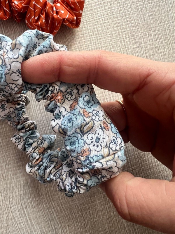 Coppia di Scrunchies Fiorellini e Ruggine - immagine 4