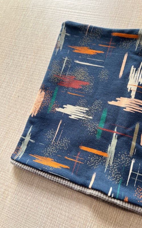 Scaldacollo geometric blu in maglina taupe