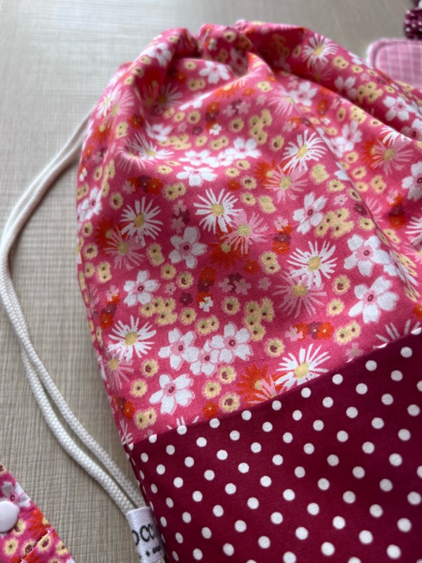 Sacchetta Zainetto e Bavaglino Fiori Rosa - immagine 2