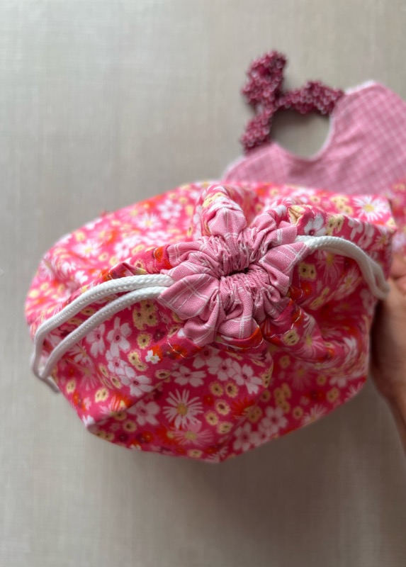 Sacchetta Zainetto e Bavaglino Fiori Rosa - immagine 5