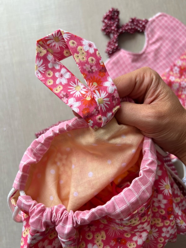 Sacchetta Zainetto e Bavaglino Fiori Rosa - immagine 3